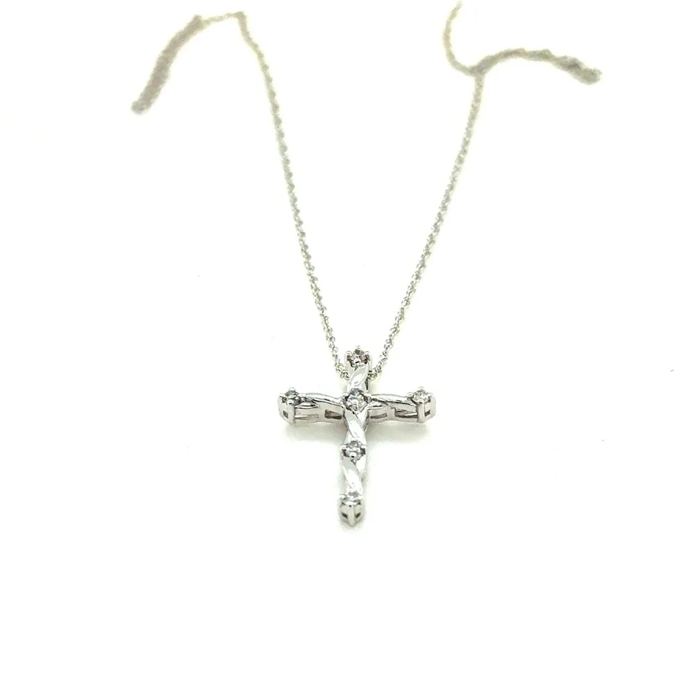 10k White Gold Diamond Twisted Cross Pendant Necklace 18 Inch Chain 1.3g